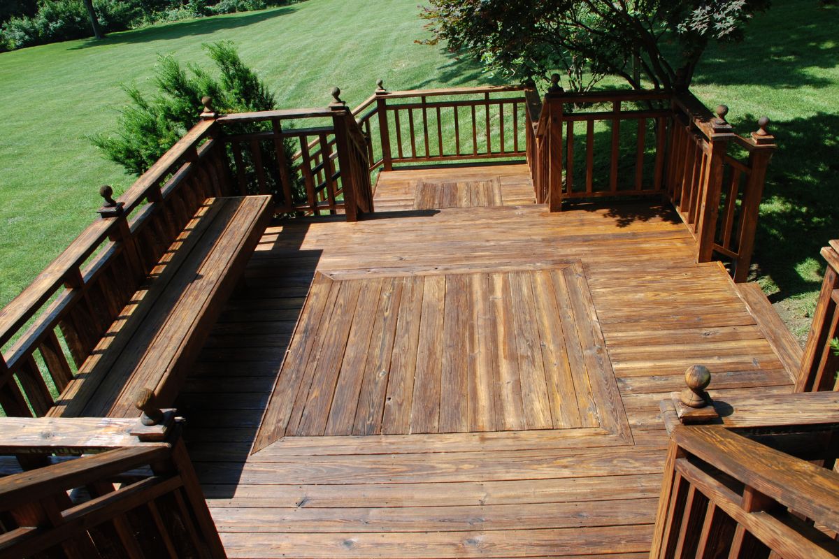 How much does staining a deck cost?